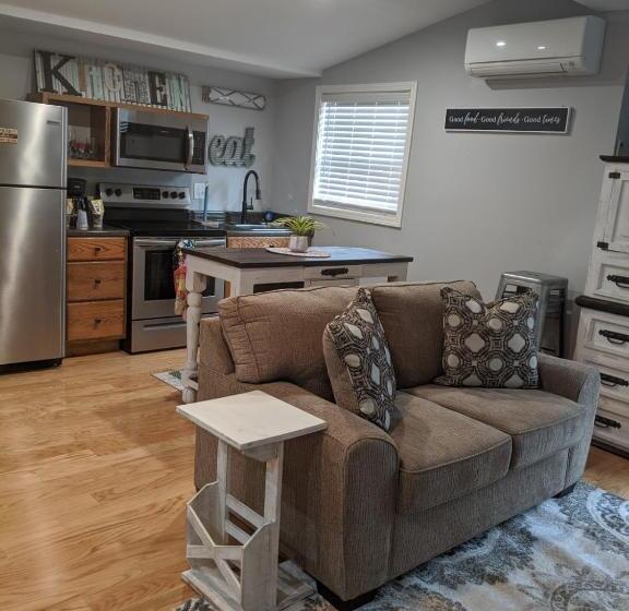 إستوديو ديلوكس, Heidi Motel   Helen