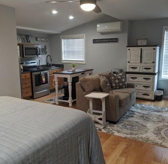 إستوديو ديلوكس, Heidi Motel   Helen