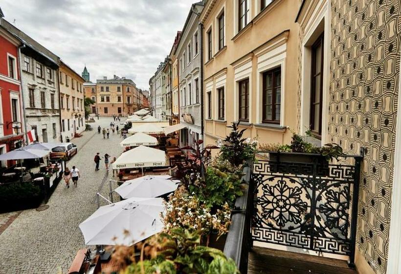 سوئیت با بالکن, Alter