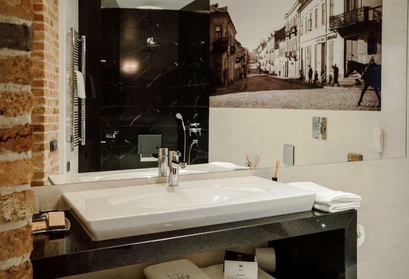 اتاق لوکس, Alter