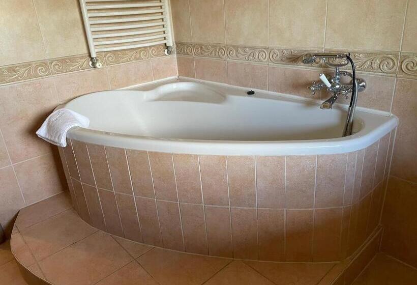 Семейный Номер, Bagolyvár Inárcs