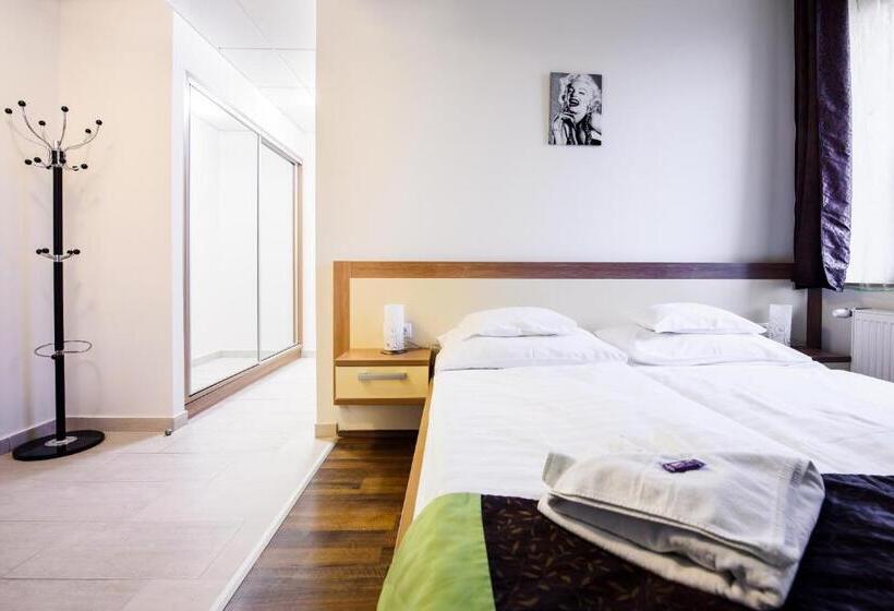 标准间, Garzon Plaza