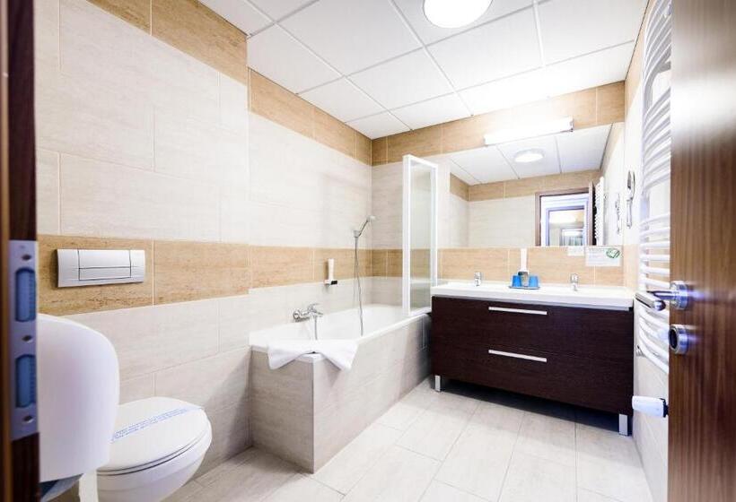 标准间, Garzon Plaza