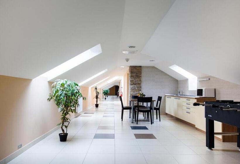 阁楼房, Garzon Plaza