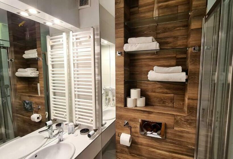 اتاق لوکس, Malinowski Economy