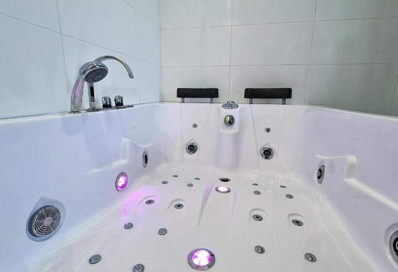 استودیوی استاندارد, Malinowski Economy