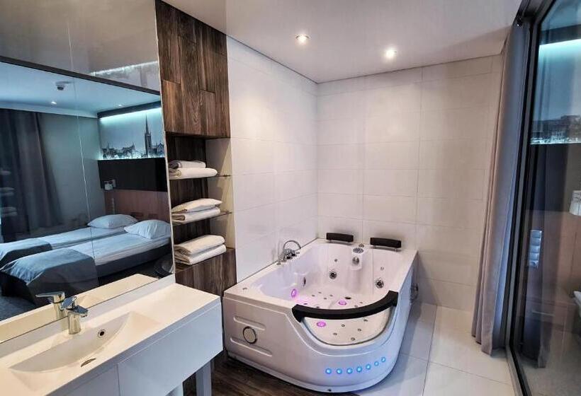 استودیوی استاندارد, Malinowski Economy