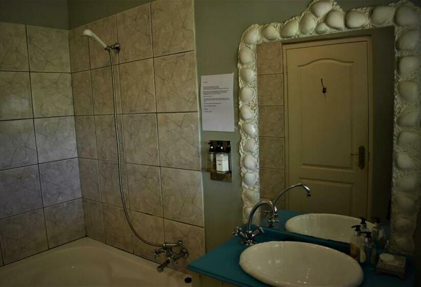 غرفة قياسية, The Red Tin Roof