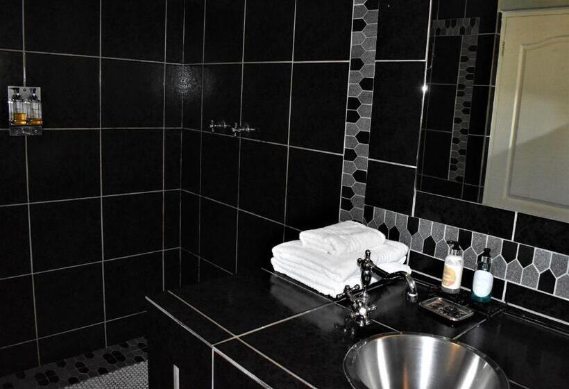 غرفة قياسية, The Red Tin Roof