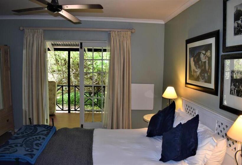 غرفة قياسية, The Red Tin Roof