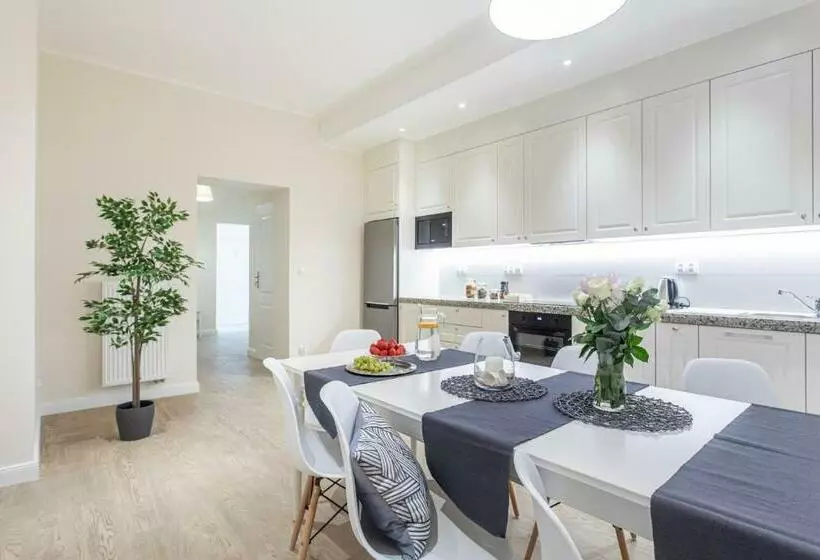 اتاق استاندارد چهارنفره با سرویس بهداشتی مشترک, Riviera Rooms