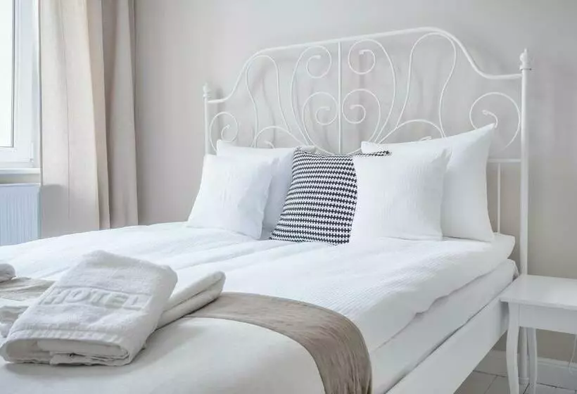 اتاق استاندارد چهارنفره با سرویس بهداشتی مشترک, Riviera Rooms