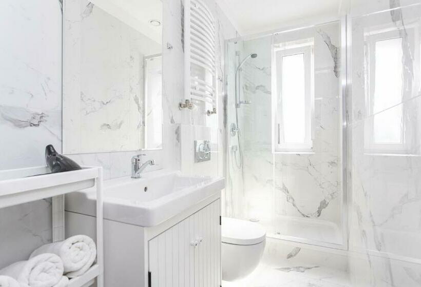 اتاق استاندارد چهارنفره با سرویس بهداشتی مشترک, Riviera Rooms