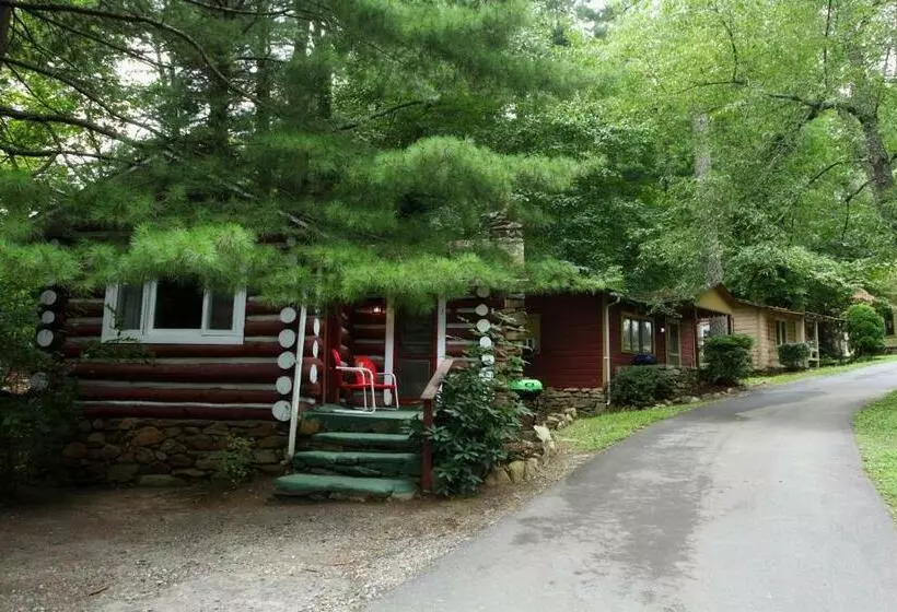 キャビン, The Pines Cottages