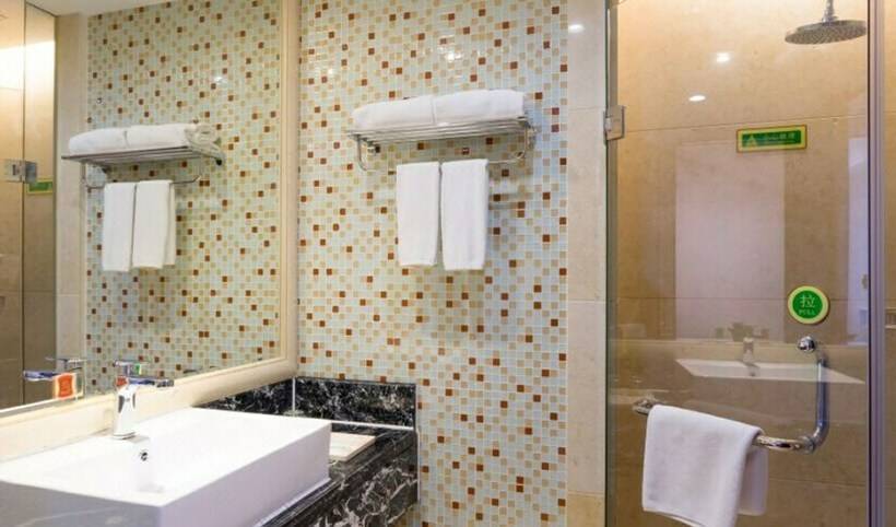 Номер Deluxe, Vienna International Hotel Guangzhou Panyu City Bridge Center International