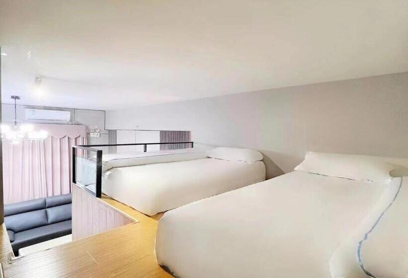 Pokój Trzyosobowy Standard z Balkonem, 广州沃家国际公寓