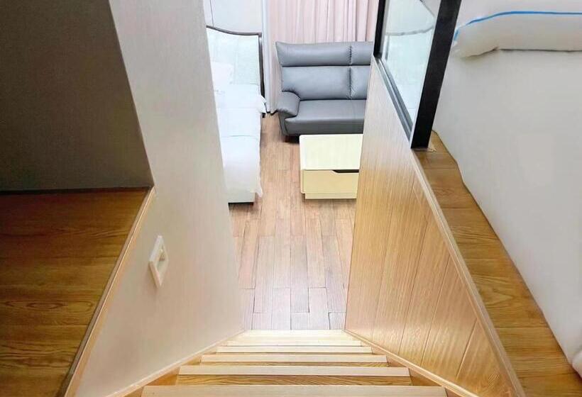 Quarto Triplo Estandar com Sacada, 广州沃家国际公寓