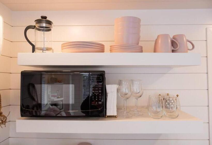 إستوديو قياسى, New Cowgirl Shipping Container Home