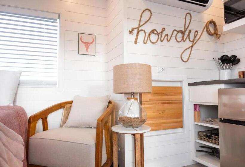 إستوديو قياسى, New Cowgirl Shipping Container Home