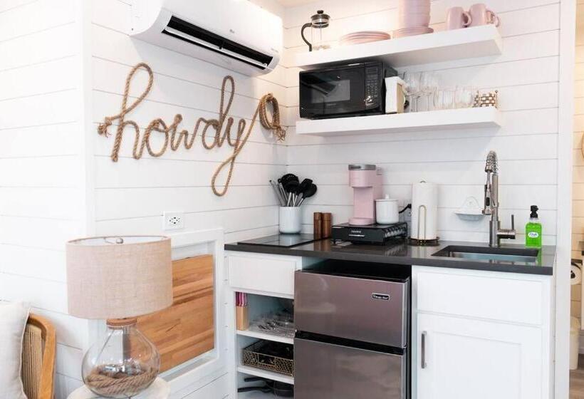 إستوديو قياسى, New Cowgirl Shipping Container Home