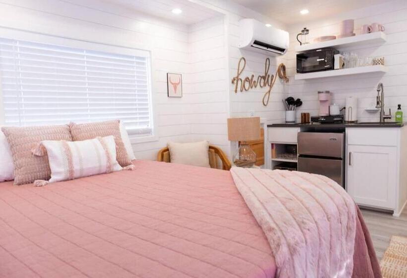 חדר סטודיו סטנדרד, New Cowgirl Shipping Container Home
