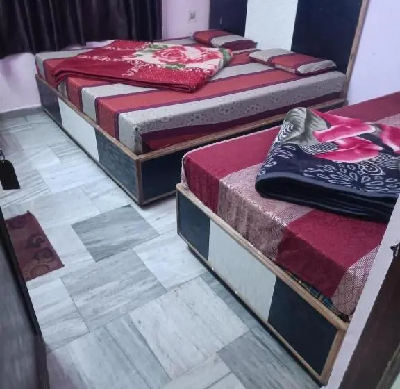 اتاق راحتی سه تخته, Hari Ganga Near By Bus And Railway Station