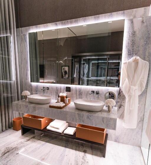 シティビュースイート, Alexander