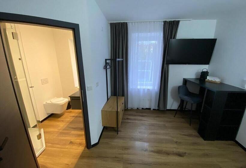 标准单人间, Elisei