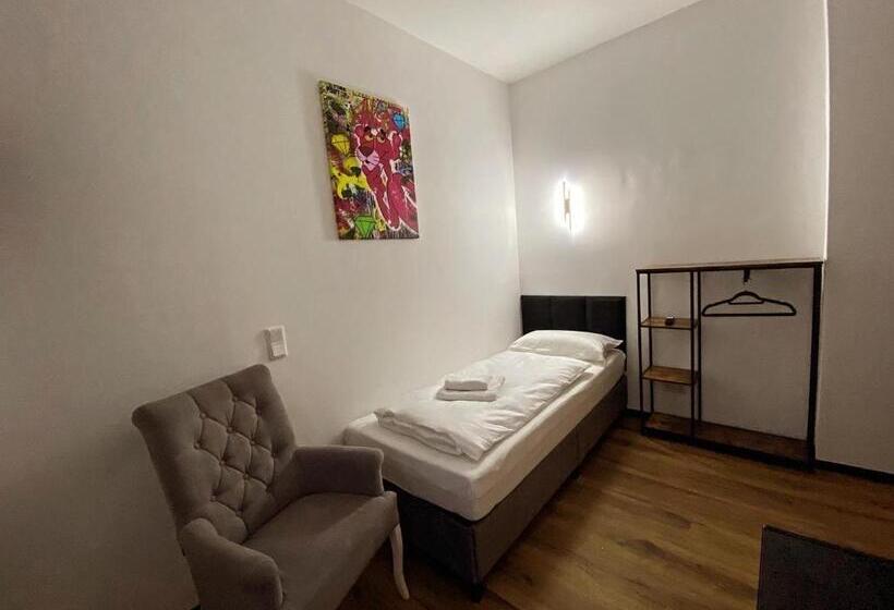 标准单人间, Elisei