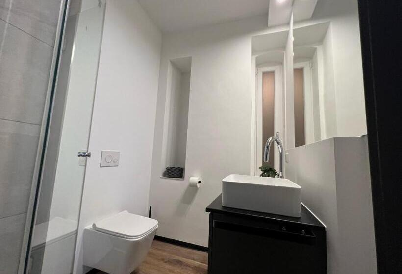 标准单人间, Elisei