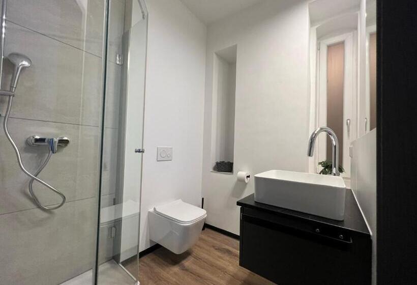 标准单人间, Elisei