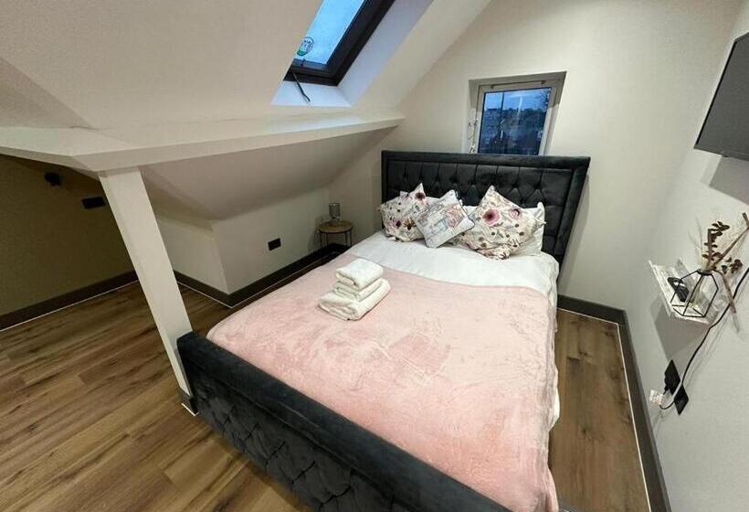 Номер Стандарт, Burnt Oak Stays