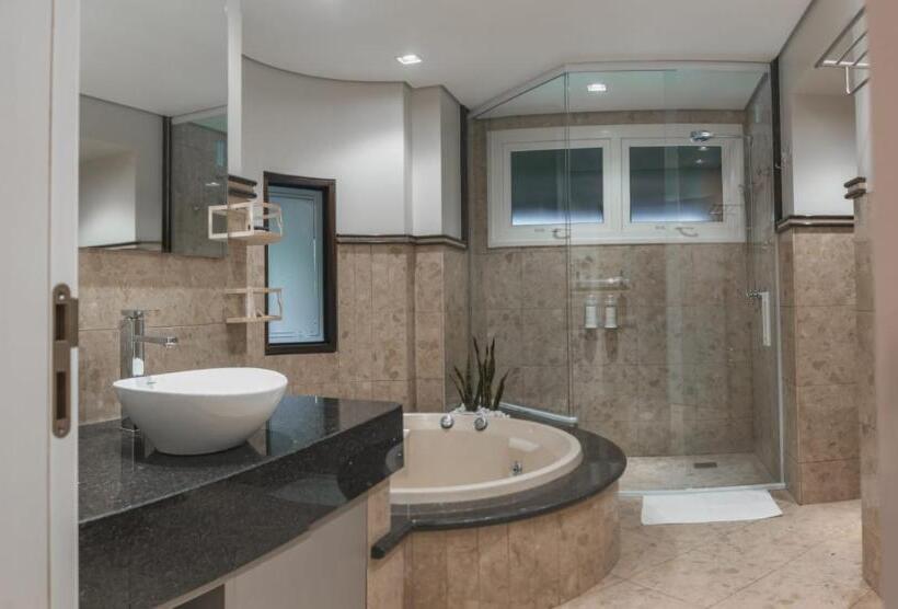 جناح مطل على البحيرة, Village Du Lac