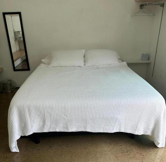 Superior Studio, Tropical Oasis On The Water Crown Point