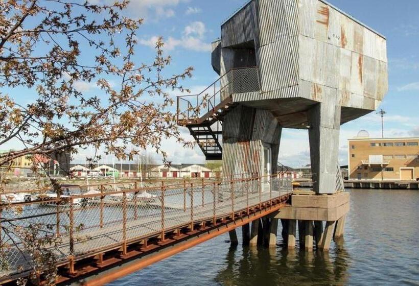 スタンダードスタジオ, Waterfront Cabins
