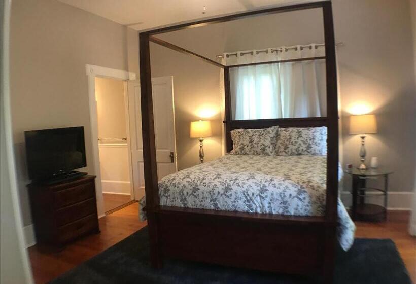 スタンダードルーム, The Rogan House