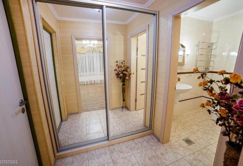 Superior Oda, гостинний двір