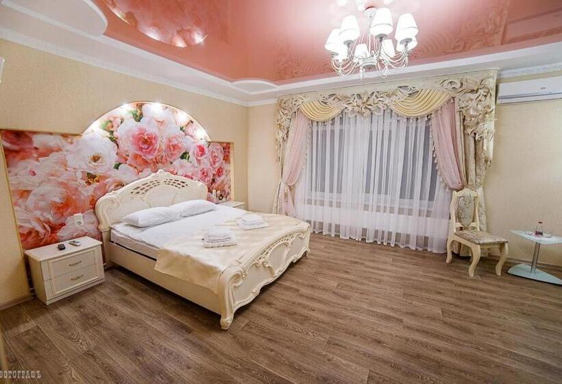 Superior Oda, гостинний двір