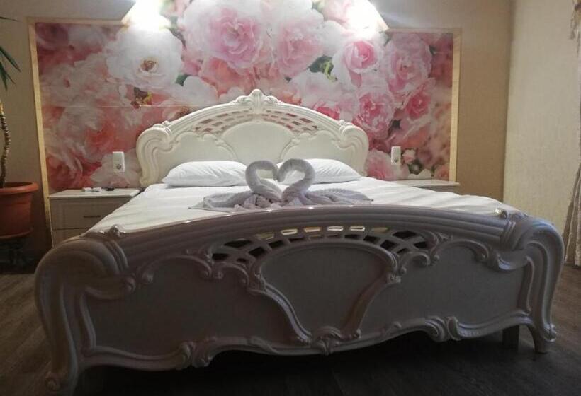 Superior Oda, гостинний двір