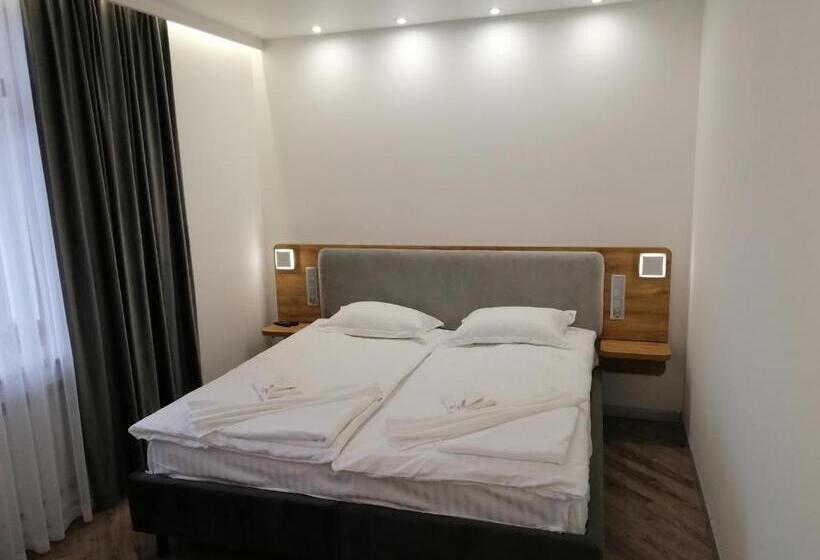 Aile Süiti, гостинний двір