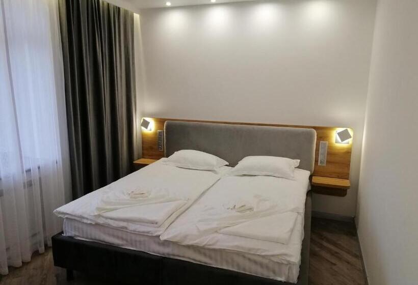 Aile Süiti, гостинний двір