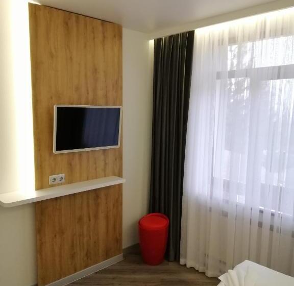 Aile Süiti, гостинний двір