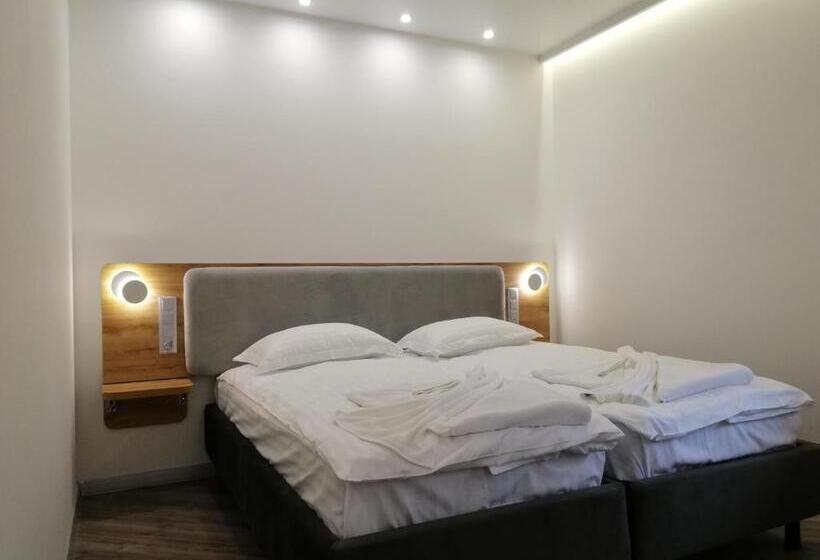 Standart Oda, гостинний двір