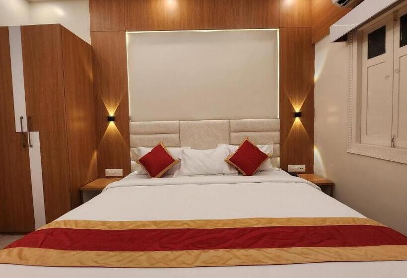 디럭스 룸, Priyadarsini