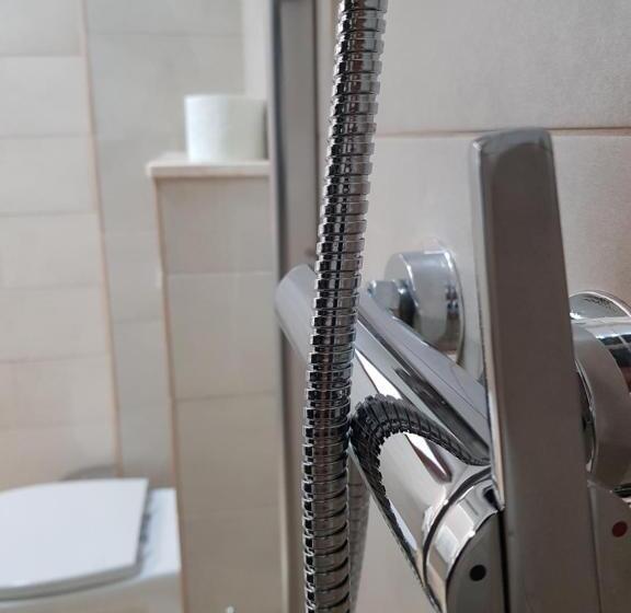 高级三人间, Eros Beach Resort