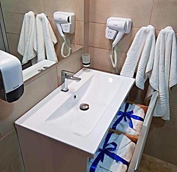 高级三人间, Eros Beach Resort