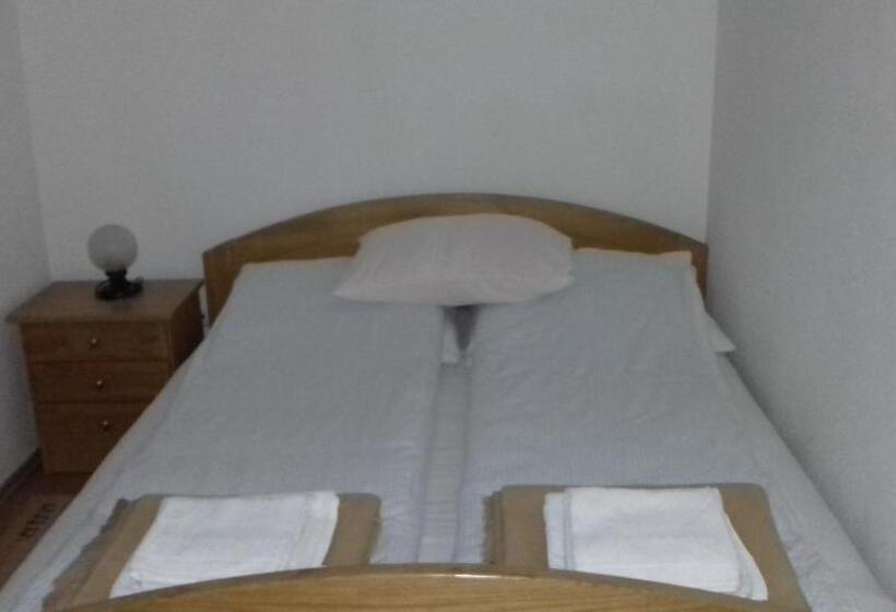 اتاق چهار تخته با دستشویی مشترک, Gradska Kavana Guest House