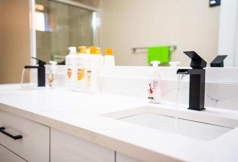 سوییت, Merv S Lodge