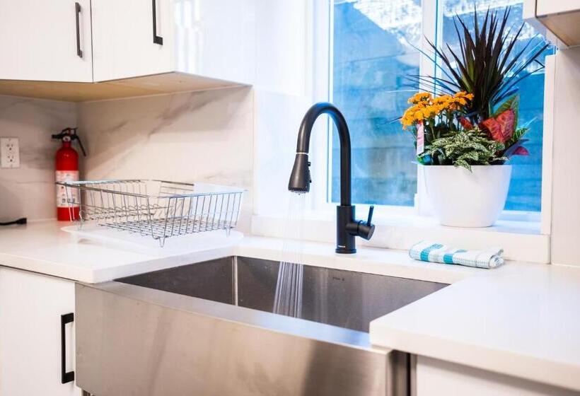 اتاق استاندارد با سرویس بهداشتی مشترک, Merv S Lodge