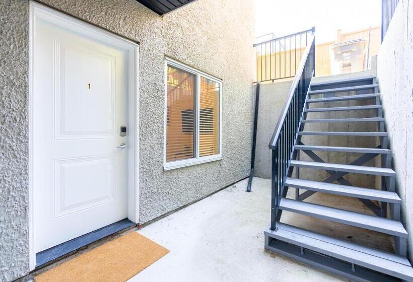 اتاق استاندارد با سرویس بهداشتی مشترک, Merv S Lodge